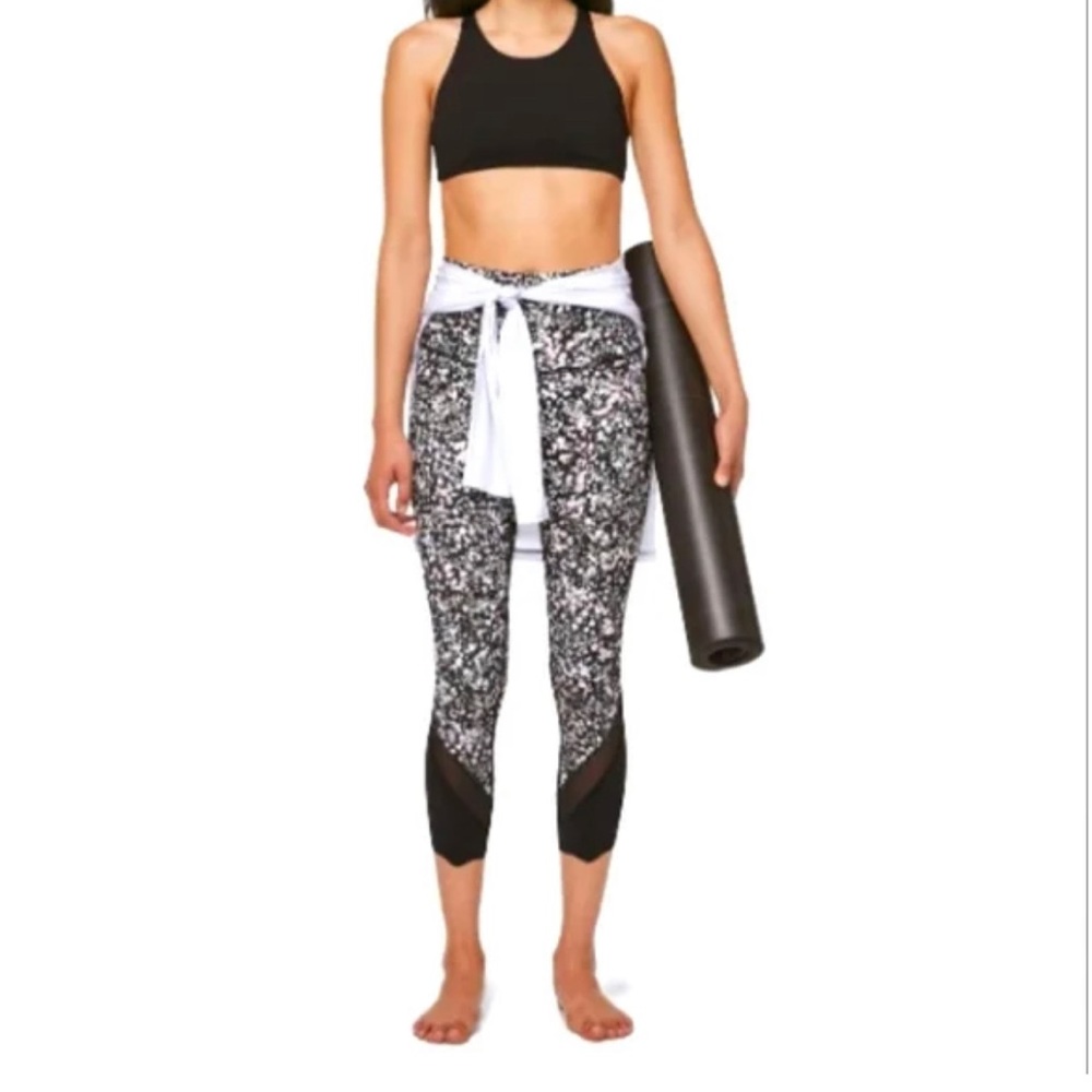 NWOT lululemon wunder under fold over 23” crop luxtreme scallop floral
